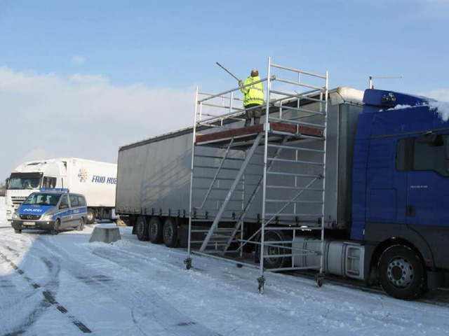 Eis und Schnee auf LKW-Dchern sind ge...liche Last von ihren Hngern befreien.  | Foto: Polizei