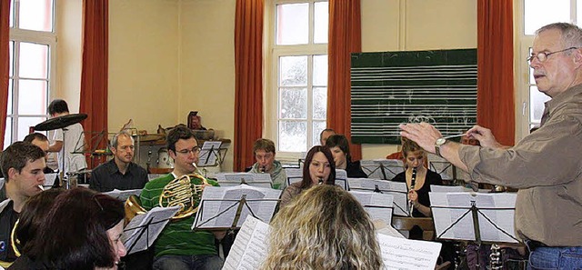 Dirigent Wolfgang Schaudt hat sich zus...reshhepunkt der Kapelle vorbereitet.   | Foto: Musikverein Altdorf