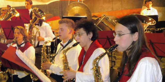 Die Stadtmusik Staufen mit Jugendkapel...ert in der Aula des Faust-Gymnasiums.   | Foto: Manfred Burkert