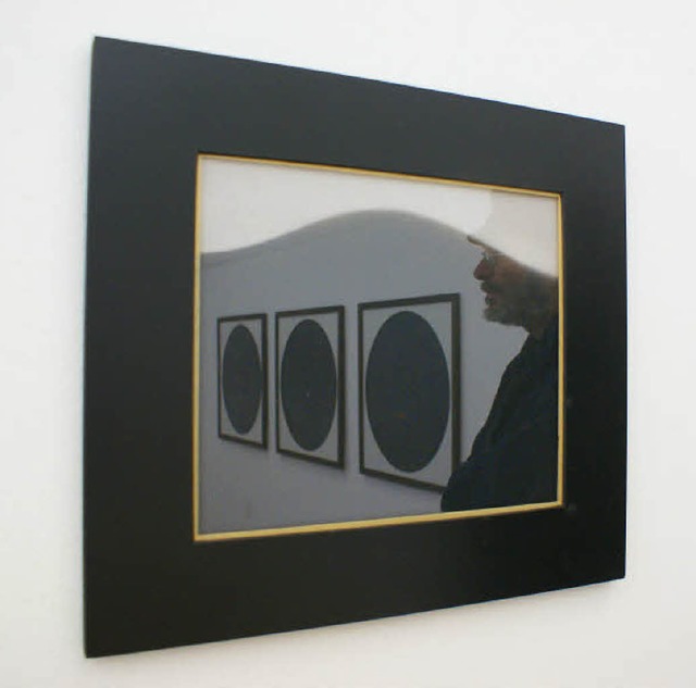 Fotografische Perspektive: Ein Betrach...&#8222;Kaspar Hauser&#8220; spiegelt.   | Foto: Hans-Jrgen Trul