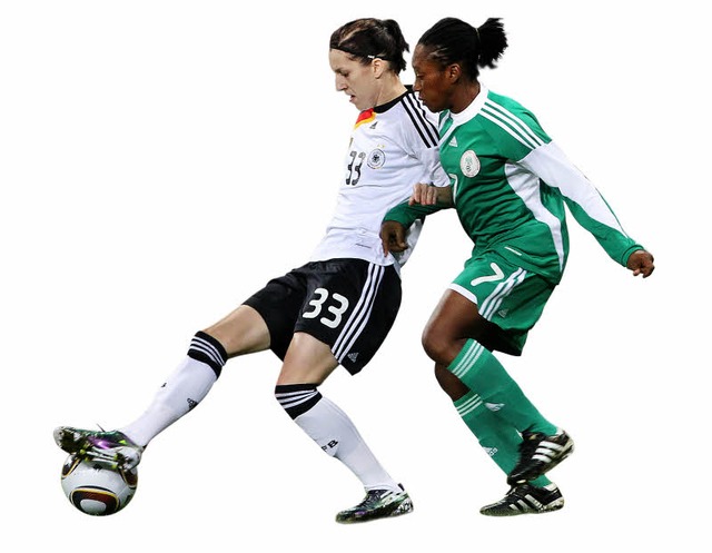 Verena Fait streichelt den  Ball beim  8:0-Sieg ber Nigeria.   | Foto:  dpa