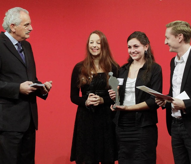 ARD-Journalist Ulrich Deppendorf (link...unge Team des DRK-Kreisverbandes Kehl.  | Foto: bz