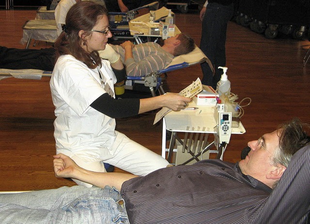 Freiwillige Blutspender in Denzlingen   | Foto: Roman Kiener