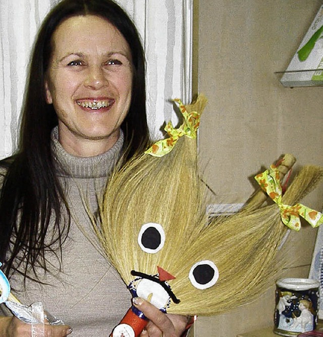 Irene Glunk mit einem Thaibesen.   | Foto: Liane Schilling