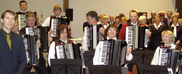 Der Handharmonikaclub und der Kirchenc...men Kirchenkonzert zum ersten Advent.   | Foto: Liane Schilling