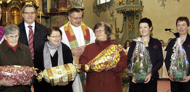 Ehre in der Kirche: (v. links) Imelda ...t, Helga Thomas und Sigrid Wessbecher   | Foto: renate tebbel