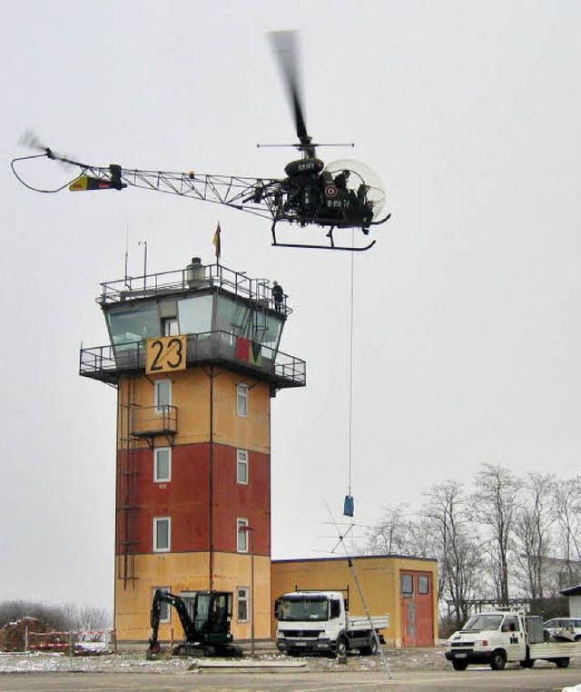 Mit dem Hubschrauber lie sich Verband...n fr den neuen Flugzeugkontrollturm.   | Foto: Ingeborg Grziwa