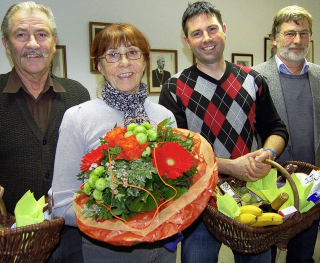 Harpolingens Ortsvorsteher Franz-Marti...ud Weber erhielt  einen Blumenstrau.   | Foto: Hildegard Siebold