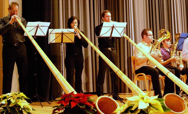 Das Alphorn-Trio aus dem Mnstertal bei seinem Auftritt in Ebringen.  | Foto: tina lindemann