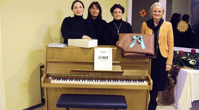 Die Pianistin Ulrike Hfer (links) und...en der Mambergschule gespendet haben.   | Foto: astrid lersch