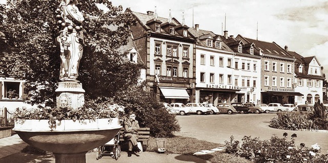 Ein Blick auf den Platz am Hanselbrunn...sten Mal sonntags die Lden ffnete.    | Foto: Stadtarchiv