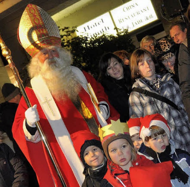 Zur Erffnung des Lrracher Weihnachts...rch die vorweihnachtliche Budenstadt.   | Foto: Barbara Ruda