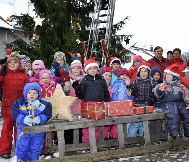 Kinder und Eltern bastelten die bunten Pakete fr den Mambacher Weihnachtsbaum.   | Foto: Paul Berger