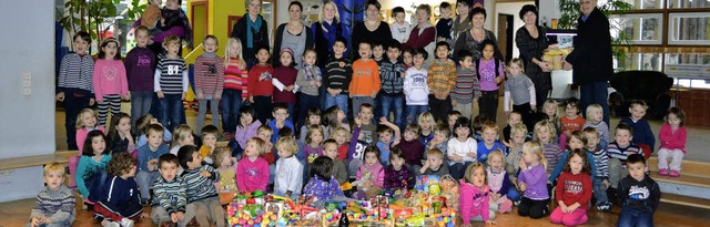 Kinder des stdtischen Kindergartens Z... Vogt und Klaus Brust vom Tafelladen.   | Foto: Berger