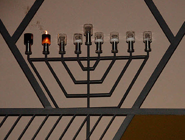 Der neue Chanukka-Leuchter an der Synagoge.   | Foto: N. Trenz