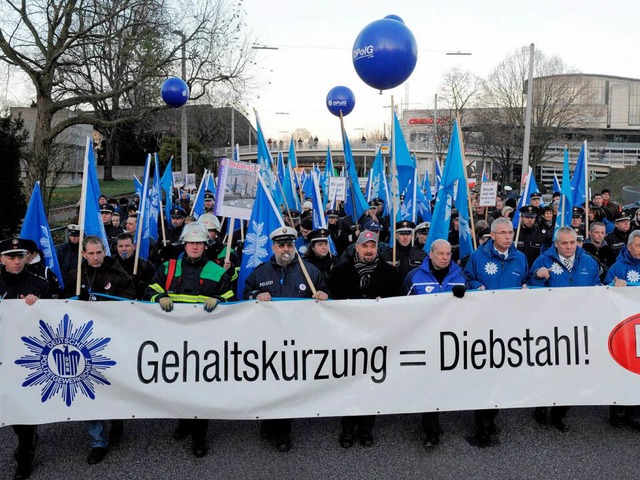 Beamte demonstrieren gegen Lohnkrzungen  | Foto: usage worldwide, Verwendung weltweit