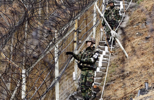 Sdkoreanische Soldaten an der schwer befestigten Grenze zu Nordkorea  | Foto: afp