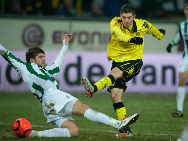 Abseits, aber sehenswert: Robert Lewan... 3:0 fr Dortmund im Spiel gegen Lwiw.  | Foto: dpa