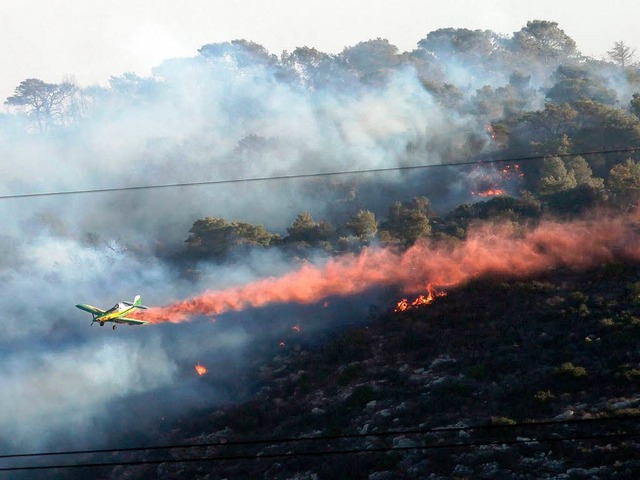Von der Luft aus versuchen die Helfer ... in Israel unter Kontrolle zu bringen.  | Foto: dpa