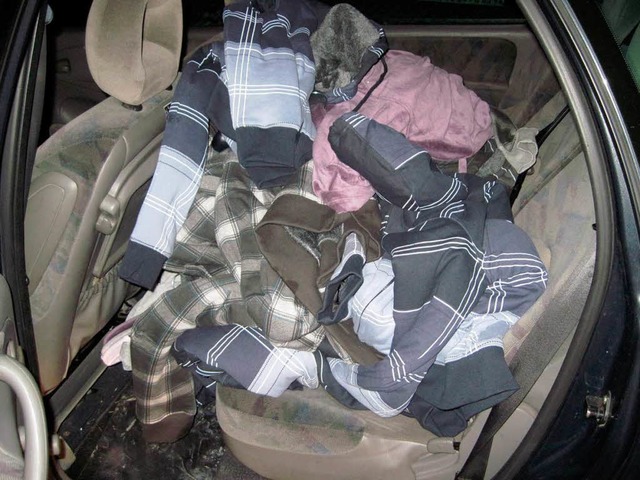 Im Auto wurden mehrere Kleidungsstcke gefunden.  | Foto: Polizei