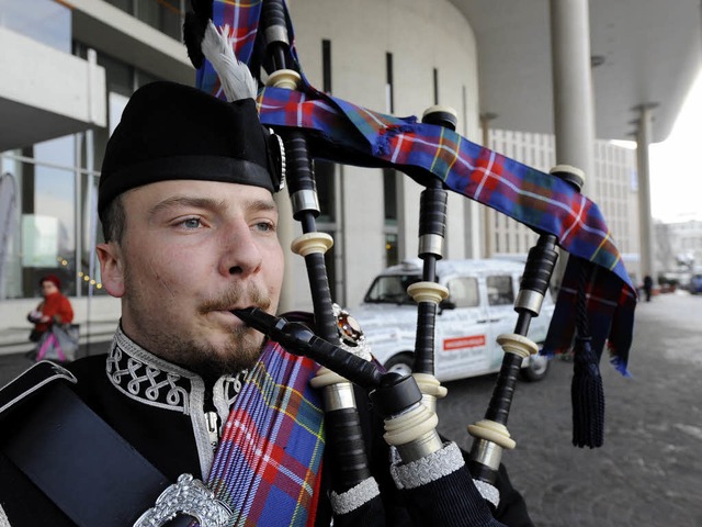 Warb lautstark fr das Basel Tattoo 20...pieler vor dem Freiburger Konzerthaus.  | Foto: Ingo Schneider