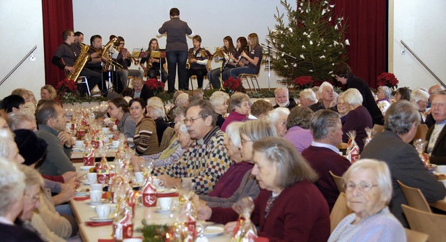 100 Senioren  aller Konfessionen folgt...vent zur  Adventsfeier im Konradsaal.   | Foto: Dietmar Noeske