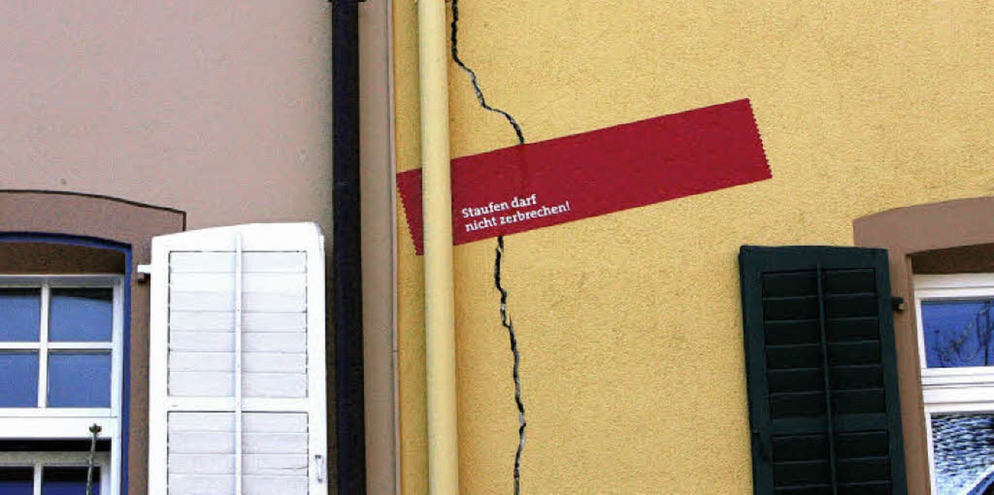 PR-Aktion: In Staufen werden die Risse mit roten &quot;Tapes&quot; markiert.  | Foto: privat