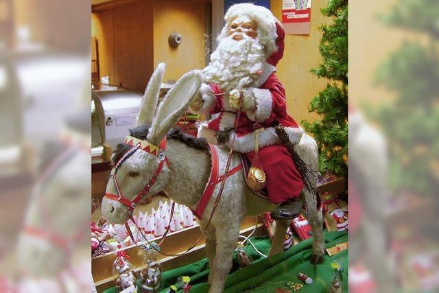 Der betagte Nikolaus im Schaufenster reitet zum Kultstatus