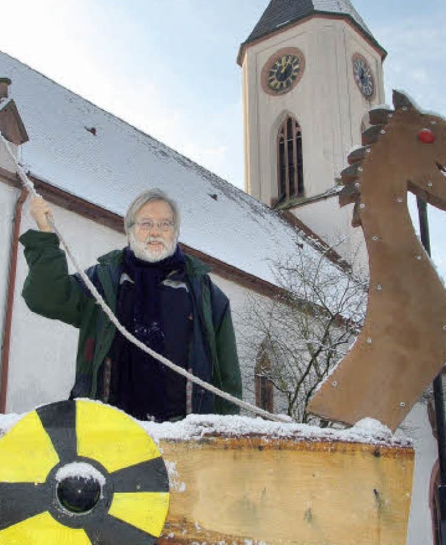 Christoph Khlewein an Bord des Wikingerschiffes vor der Sexauer Kirche.   | Foto: Kiefer