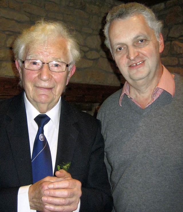 Karl Dischinger (rechts) begrte  Osk...erinnerungen und Mundartgedichten las.  | Foto: Anne Freyer