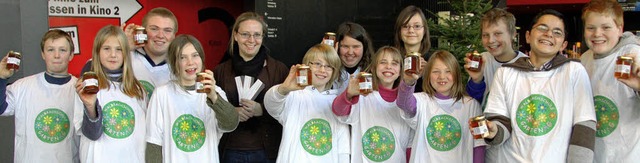 Katharina Kederer mit Kinofreikarten, ...Garten-AG&#8217;ler eintauschen wird.   | Foto: rab