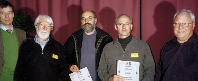 Brgermeister Andreas Hall(links) und ...nnern beim Wettbewerb des Fotosalons.   | Foto: Wolfgang Grosholz