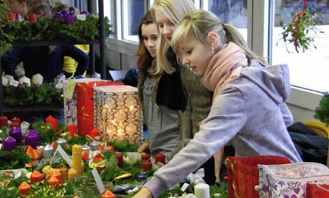 Adventsgestecke, Bastelarbeiten und vi...r in der Hugo-Hfler-Realschule feil.   | Foto: hans-jochen voigt