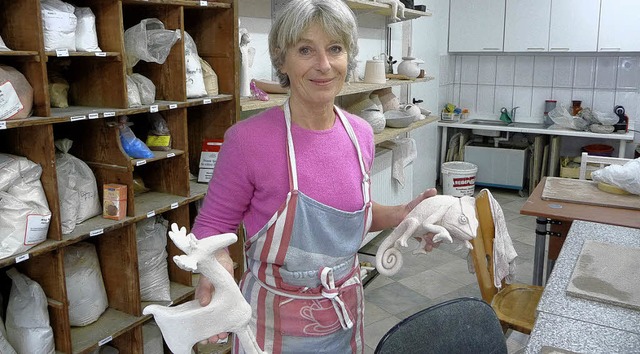 Ursula Grtz mit Keramikfiguren  | Foto: Privat