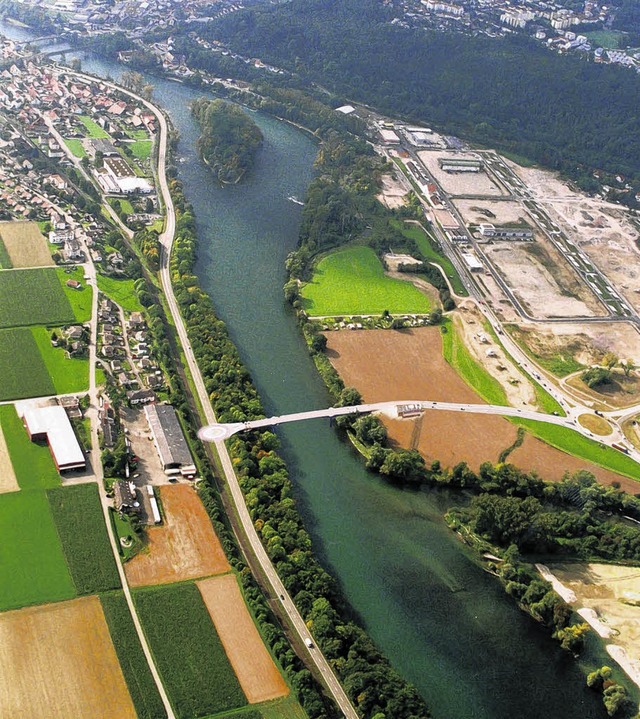 Die neue Rheinbrcke (links die Schwei...ldshut-Ost angelegt wrde, ist offen.   | Foto: Foto/Montage: Wiesmann/Berndt