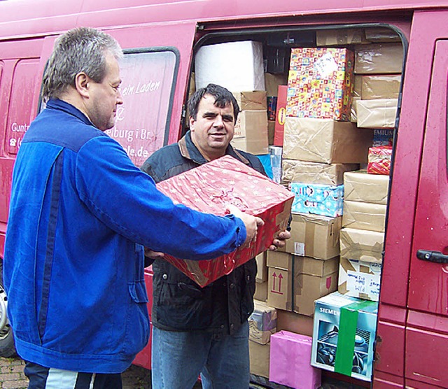 Helfer des Samariterladens  beim Verladen der Pakete.   | Foto: Kaiser