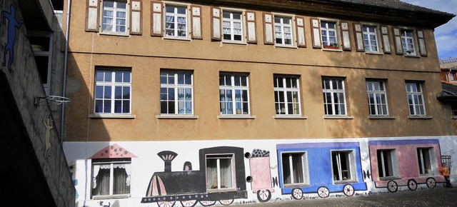 Neue Fenster, soweit das Geld reicht,   erhlt die alte Schule in Hg.   | Foto: Paul Berger