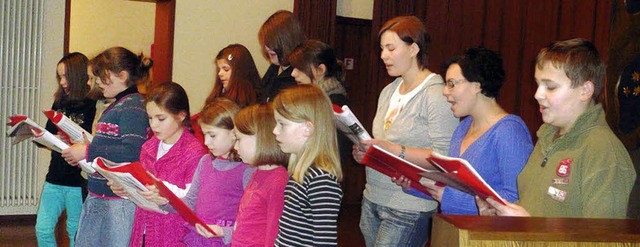 Der Kinder- und Jugendchor Raitbach un...zek sang gefhlvoll englische Lieder.   | Foto: klaus brust