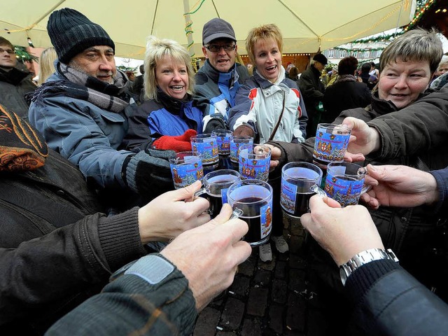 Alles sauber? Schweizer Besucher amsieren sich auf dem Weihnachtsmarkt.  | Foto: Ingo Schneider