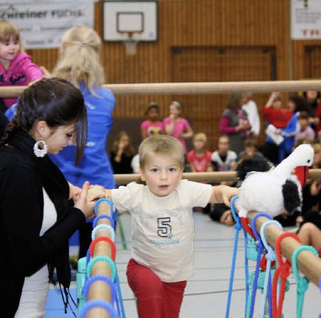 Frh bt sich: Noch sind Hilfestellung...sjhrigen Turngala vollends berzeugt.  | Foto: BZ