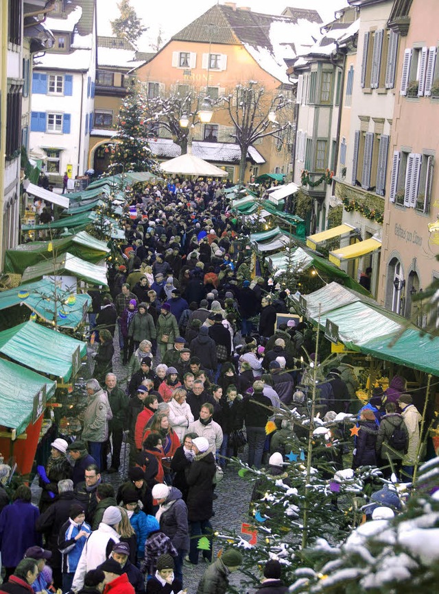 Voll: Der Altstaufener Weihnachtsmarkt ist ein veritabler Besuchermagnet.  | Foto: Susanne Mller