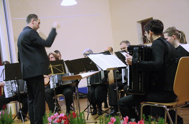 Dirigent Thomas Adolph gab nun  seinen...sstand beim Akkordeonclub Waldkirch.    | Foto: Hans Jrgen Kugler