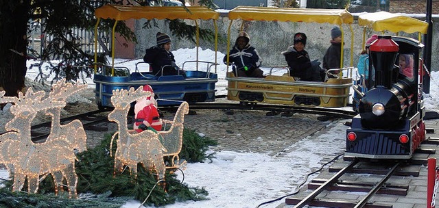 Eine kleine Eisenbahn tuckerte ber den verschneiten Gutshof  | Foto: Karin Wortelkamp