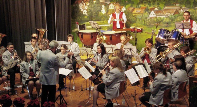 Mit vielen verschiedenen Rhythmen bege... die Blaskapelle Eichsel ihr Publikum.  | Foto: Hanna Vlkle