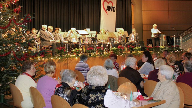 Die Evonik-Werksmusik sorgte fr adventliche Stimmung im Brgersaal.  | Foto: Hannah Klusmann