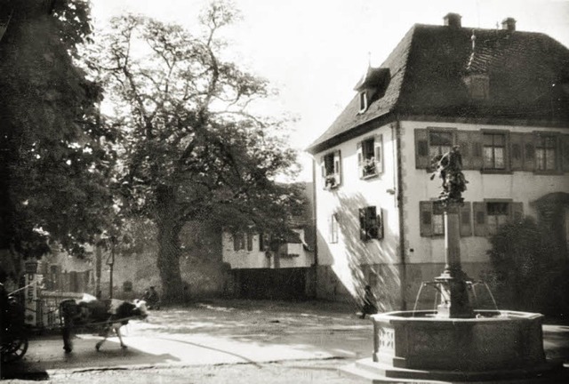 Das historische Foto zeigt den Brunnen...t einem Ochsengespann auf der Strae.   | Foto: Stadtarchiv