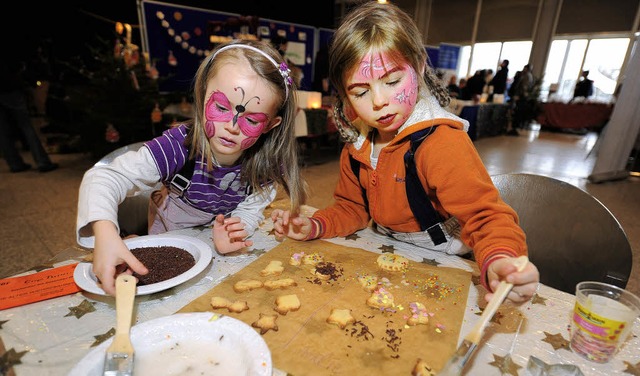 Die vierjhrige Lillian Knebel (links)...en mit Begeisterung Weihnachtsgebck.   | Foto: rita eggstein