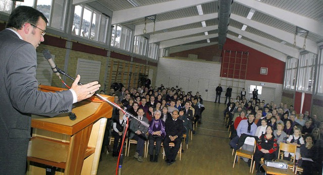 Festakt in der Turnhalle: Brgermeiste...eschichte der Schule Revue passieren.   | Foto: heidi fssel