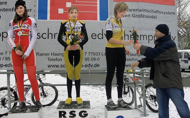 Sarah Figy (rechts) belohnt sich  bei ... Rang drei fr eine starke Leistung.    | Foto: Ketterer