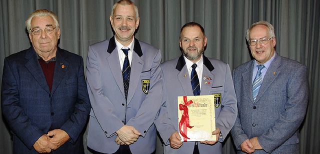 Horst Jackermeier, Uwe Jackermeier (vo...mann (rechts) ehrten Kurt Zimmermann.   | Foto: Sedlak